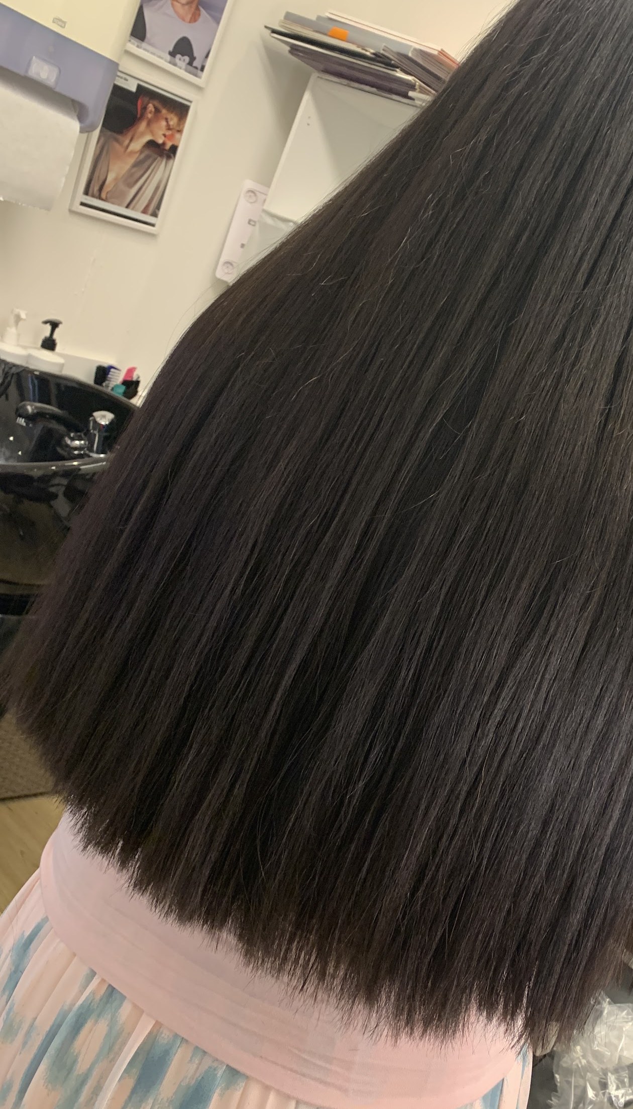 Lang, steil, donker haar, van achteren gezien in de salon